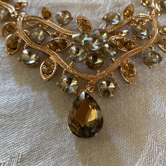 Three- Tiered gold Necklace (costume with matching earrings 
With earrings - Picture 7 of 8